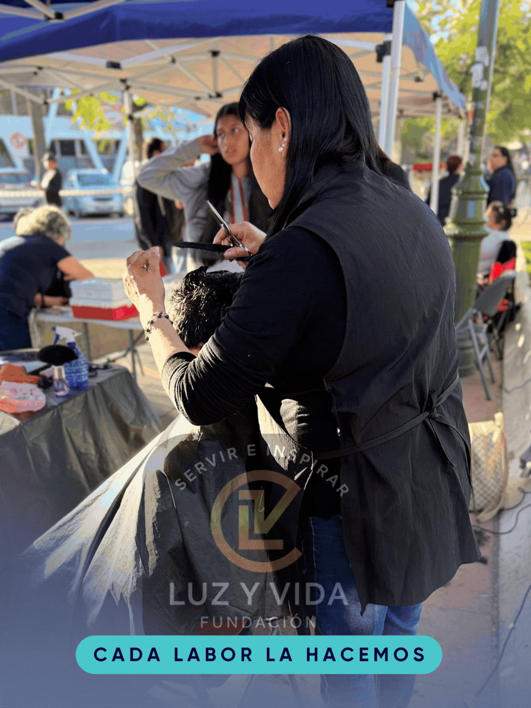 Actividad comunitaria de Fundación Luz y Vida Chile: corte de pelo solidario al aire libre