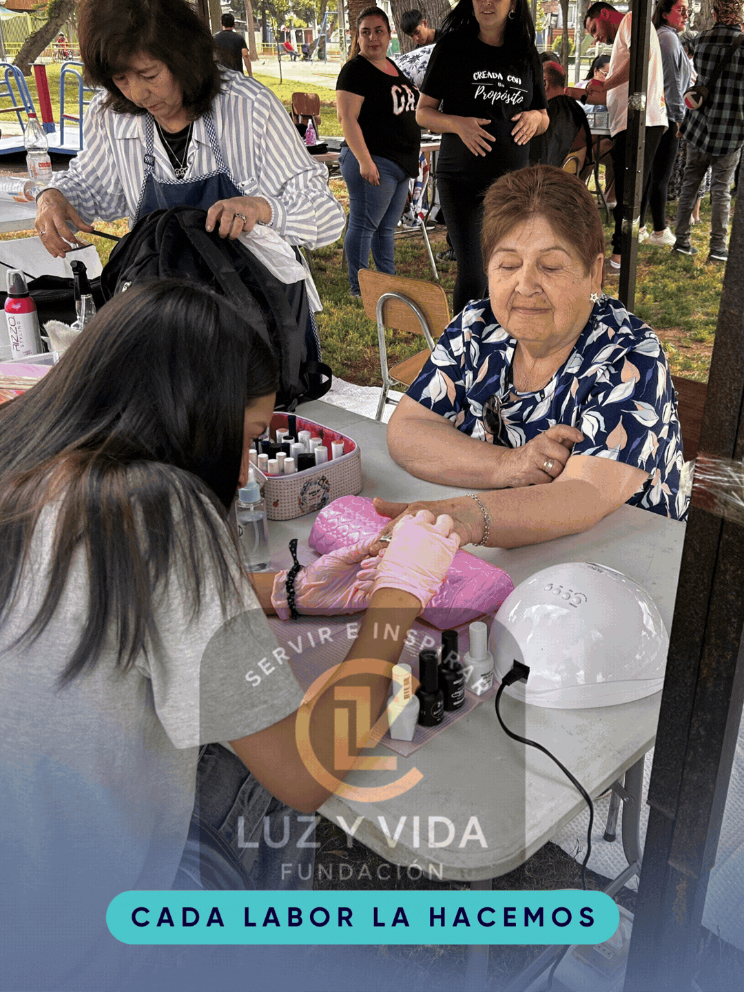 Actividad comunitaria de Fundación Luz y Vida Chile: manicure solidaria al aire libre